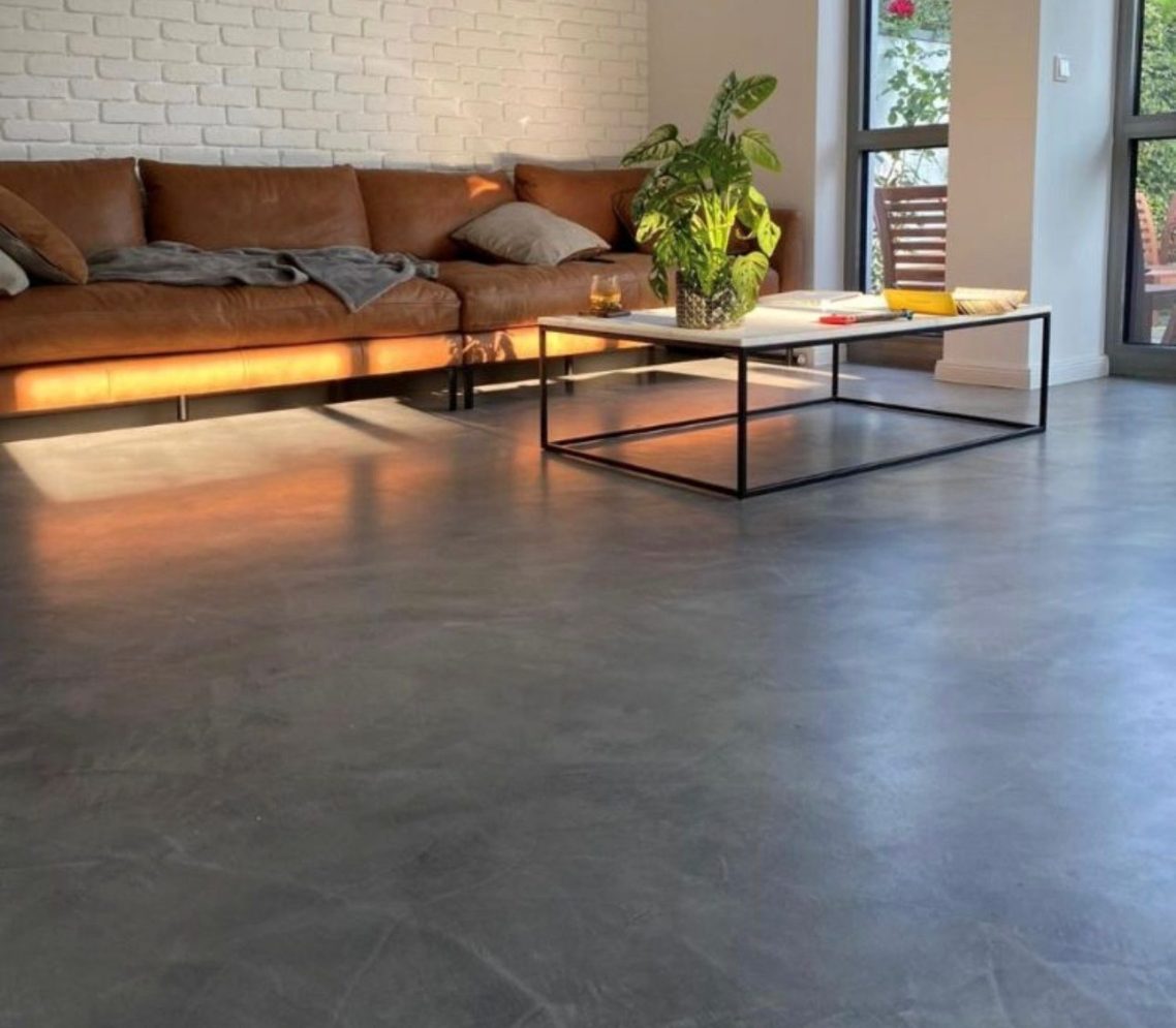 Helles, modernes Loft mit großen Fenstern, minimalistische Möbel und einer Holzbar.
