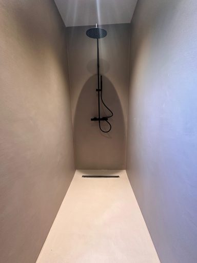 Dusche in einem minimalistischen, modernen Badezimmer mit offener Gestaltung.