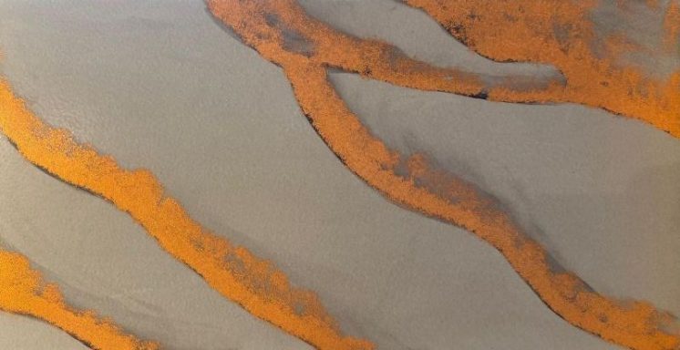 Graue Fläche mit geschwungenen, orangefarbenen Linien.