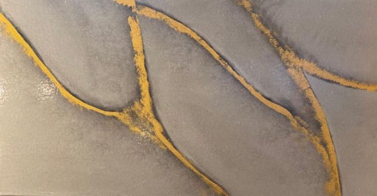 Abstrakte, gemusterte Oberfläche mit grauem Hintergrund und goldenen Linien.
