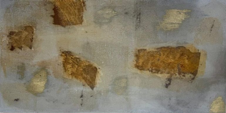 Felswand mit unregelmäßigen, gelben und grauen Farbflecken.
